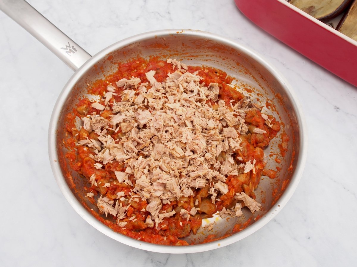 Incorporar el atún al sofrito de las berenjenas rellenas de atún