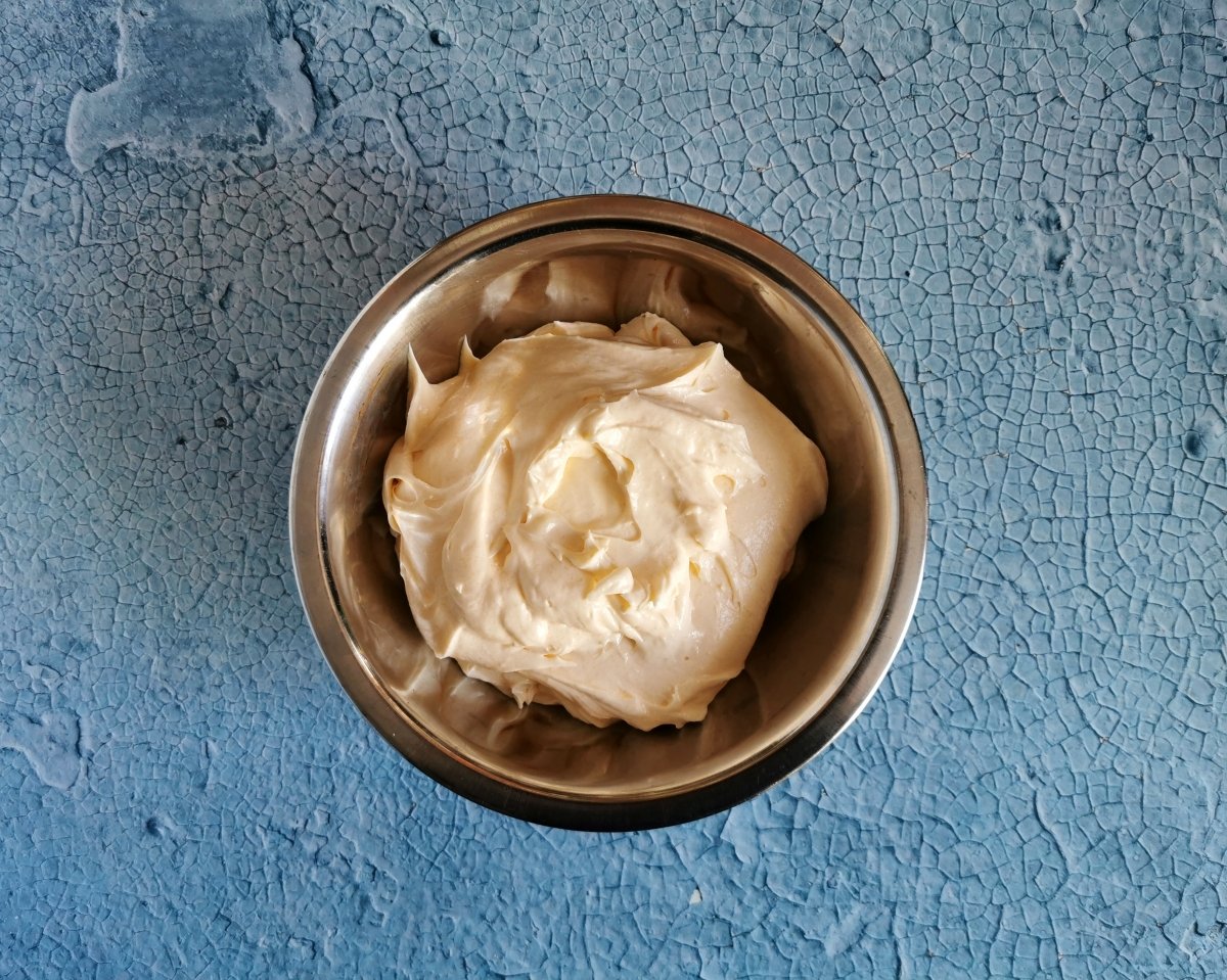 Incorporar el mascarpone a la pâte à bombe hasta conseguir una mezcla aireada y esponjosa.