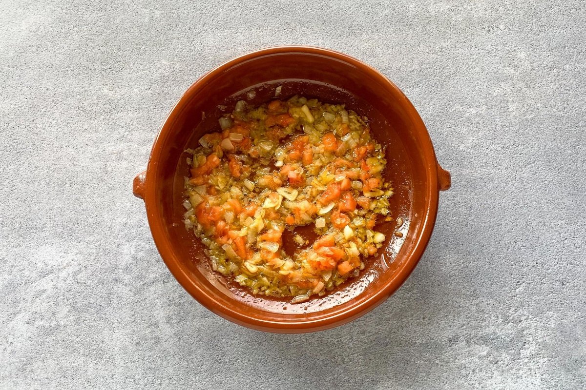 Incorporar el tomate concassé al sofrito