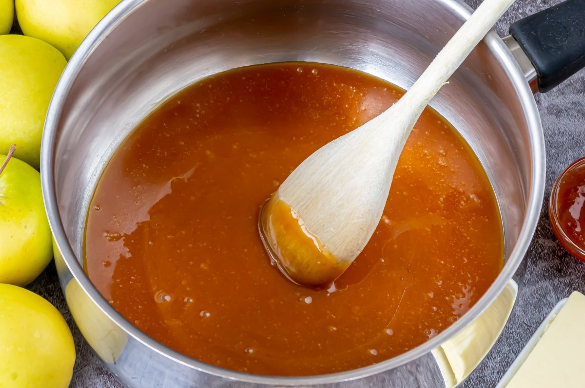 Incorporar la mantequilla al caramelo
