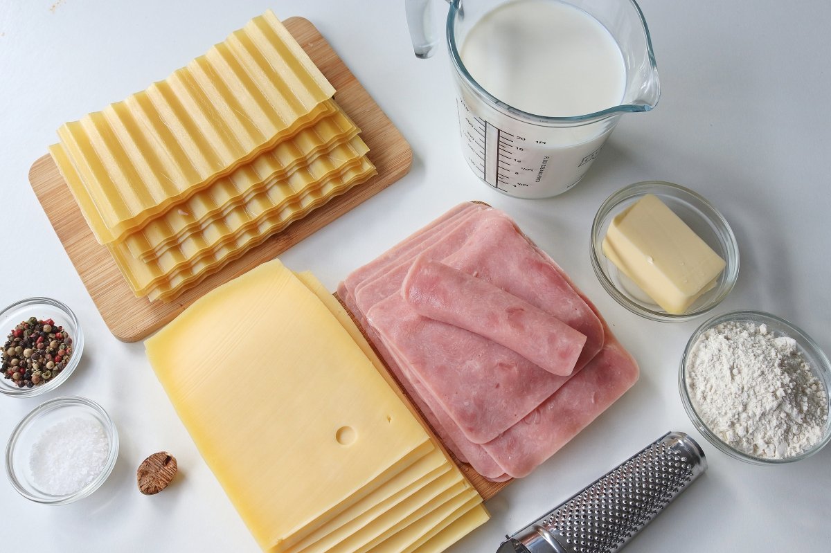 Ingredientes de la lasaña de jamón y queso