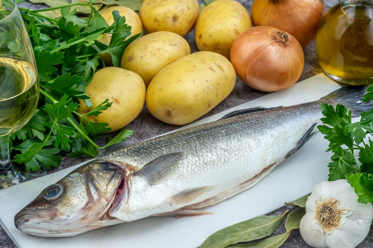 Ingredientes para hacer lubina al horno con patatas