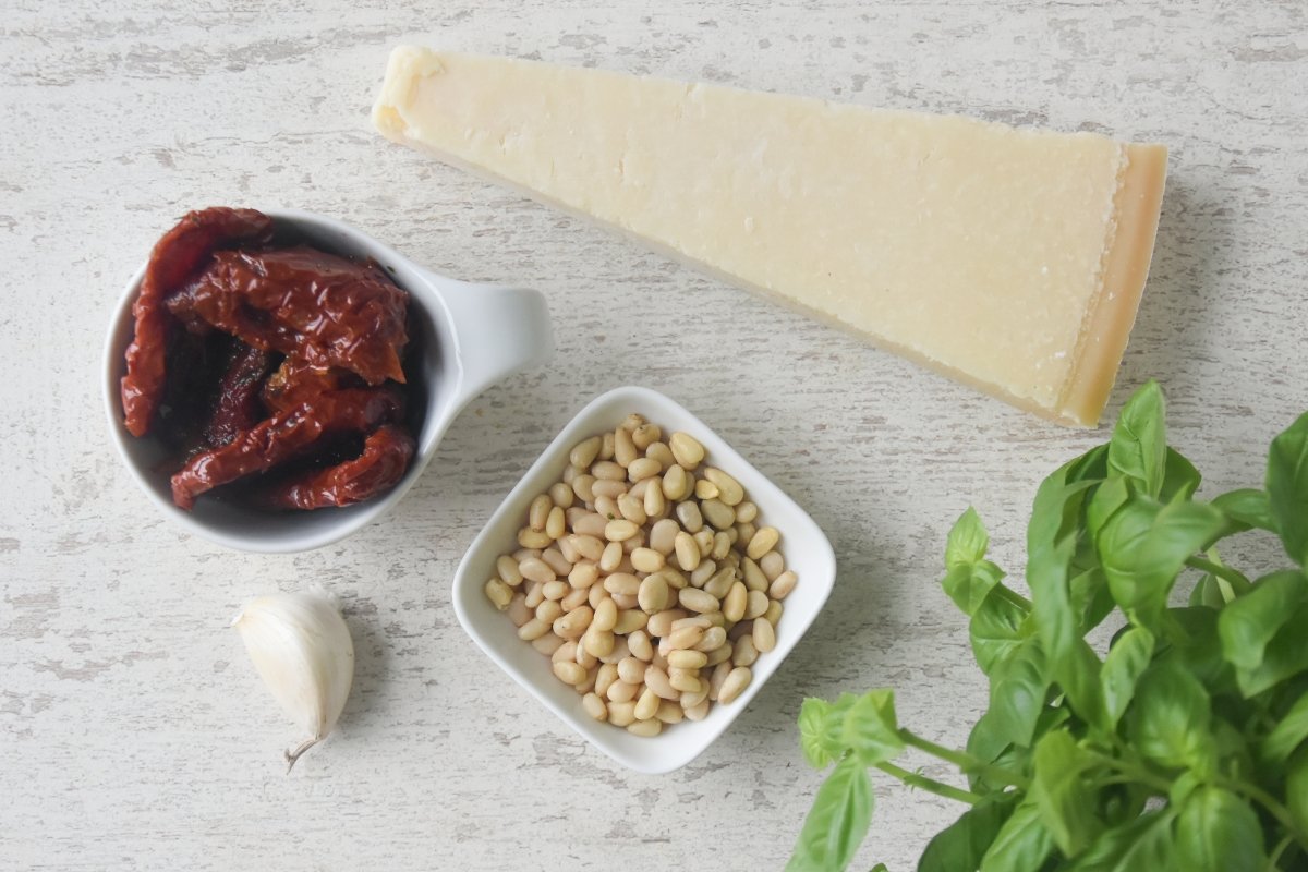 Ingredientes para preparar el pesto rojo