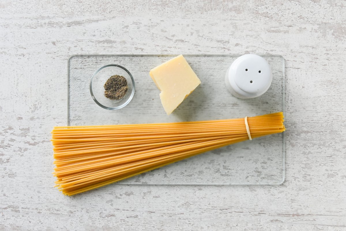 Ingredientes para preparar la pasta cacio e pepe