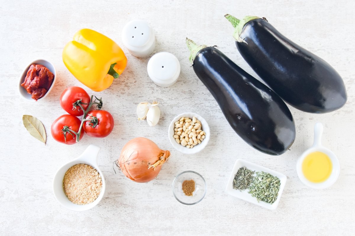 Ingredientes para preparar las berenjenas rellenas vegetarianas