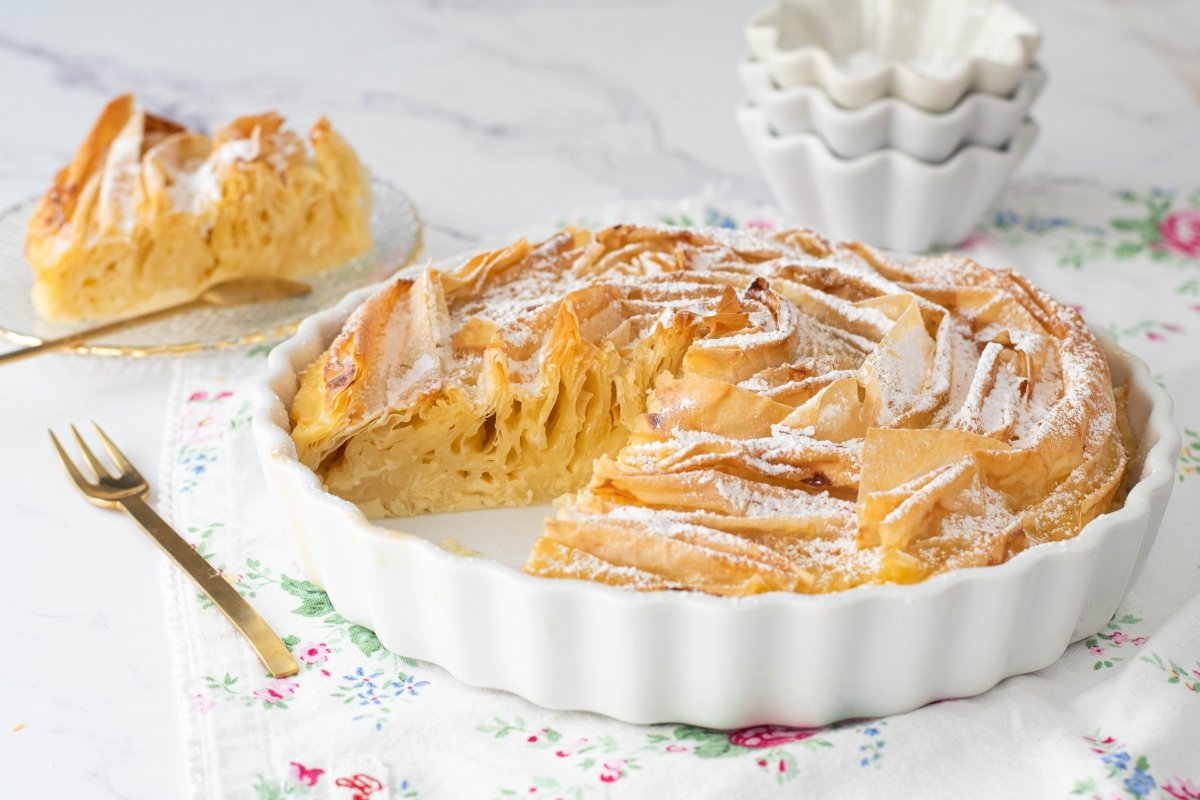 Interior de la tarta flor o pastel de leche arrugado