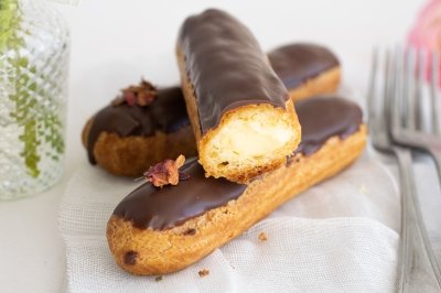 Éclairs de crema y chocolate