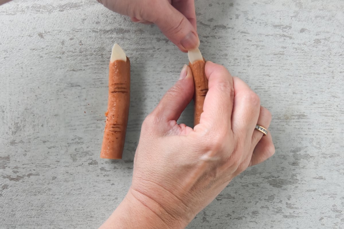 Introducimos una almendra como uña