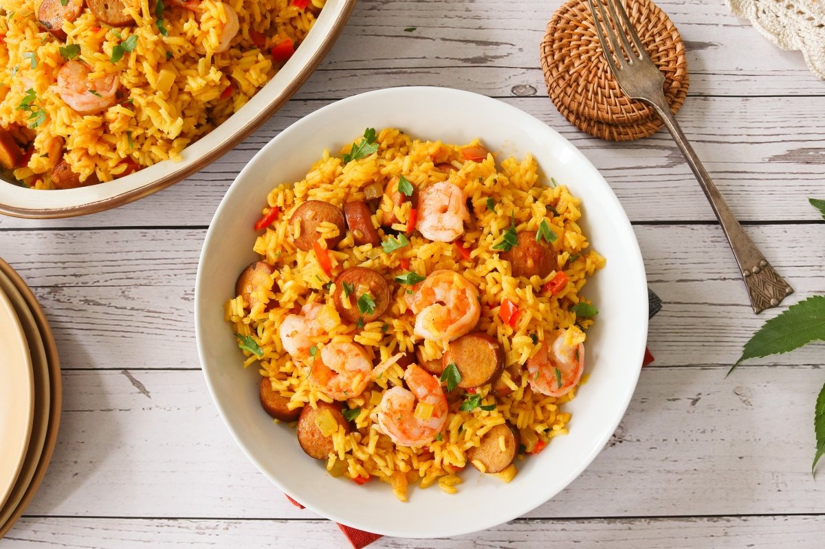 Jambalaya con gambas y salchichas