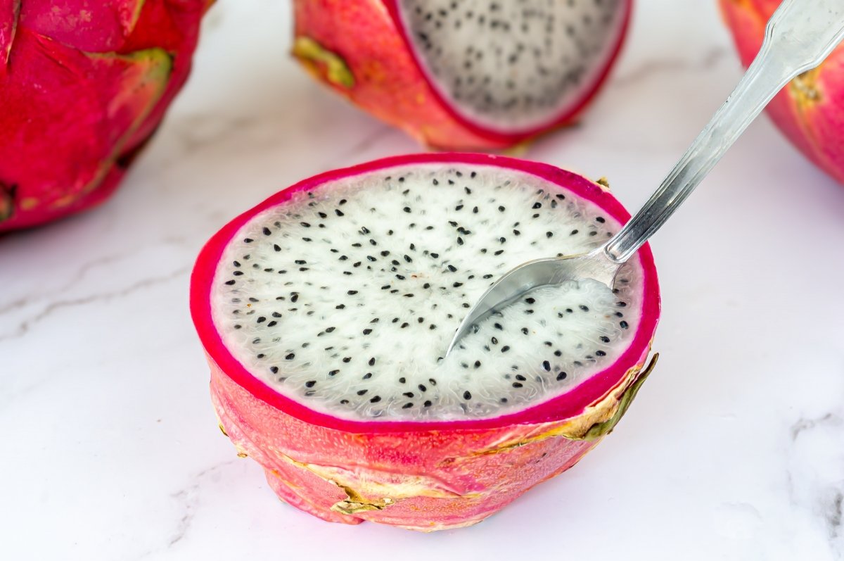 La pitaya se puede comer con cuchara