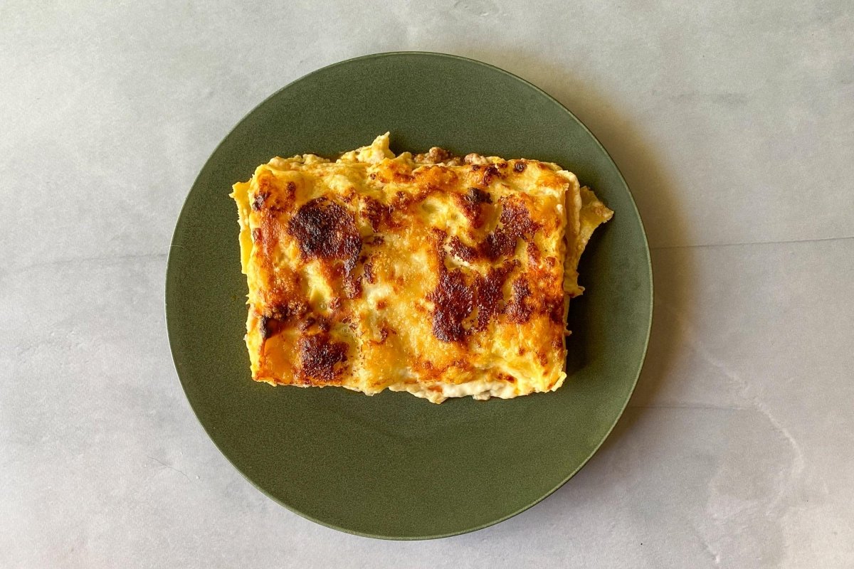 Lasaña de carne a la boloñesa servida en plato