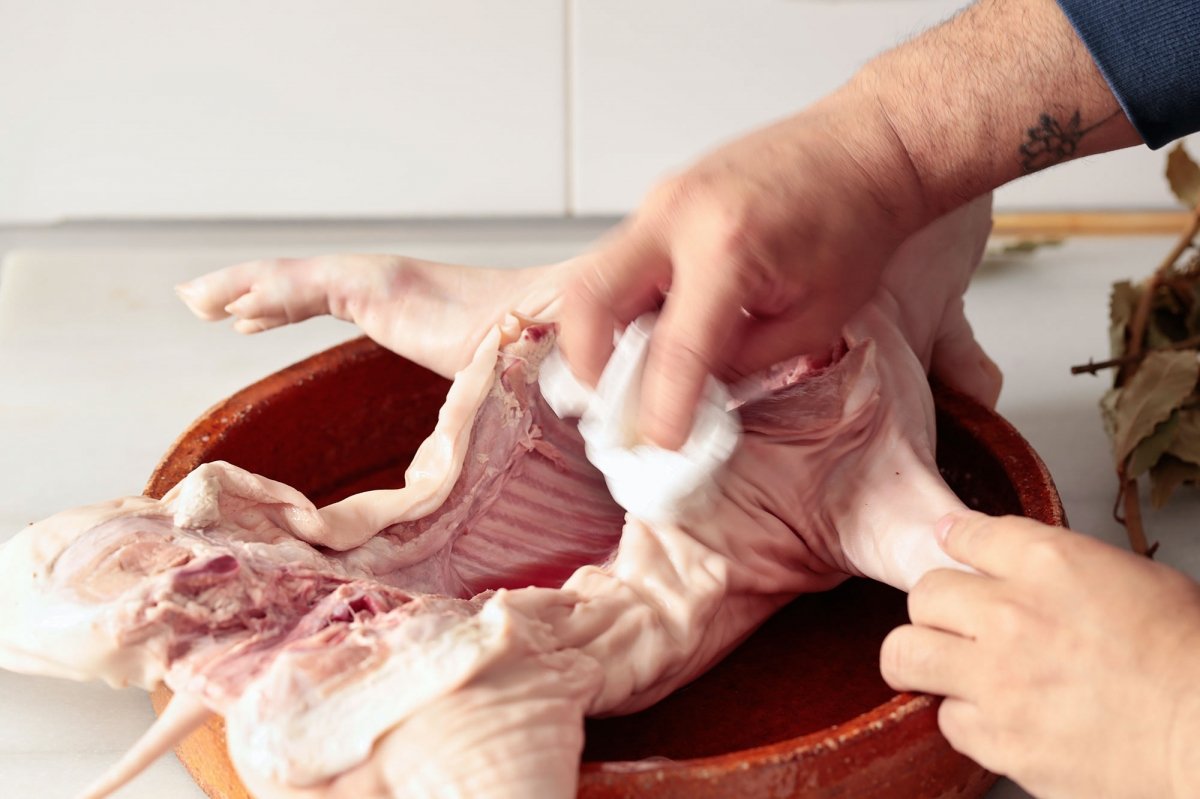Limpiamos y secamos el lechón
