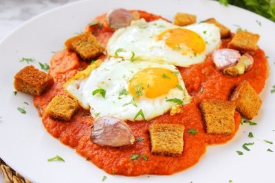 Magras con tomate y huevo