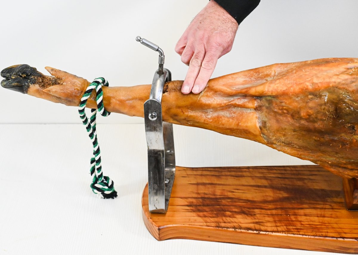 Marcando dónde empezar el jamón