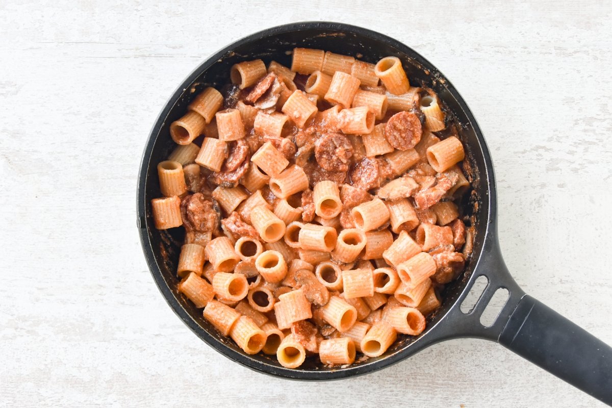 Mezclamos la salsa con el chorizo y la pasta hervida