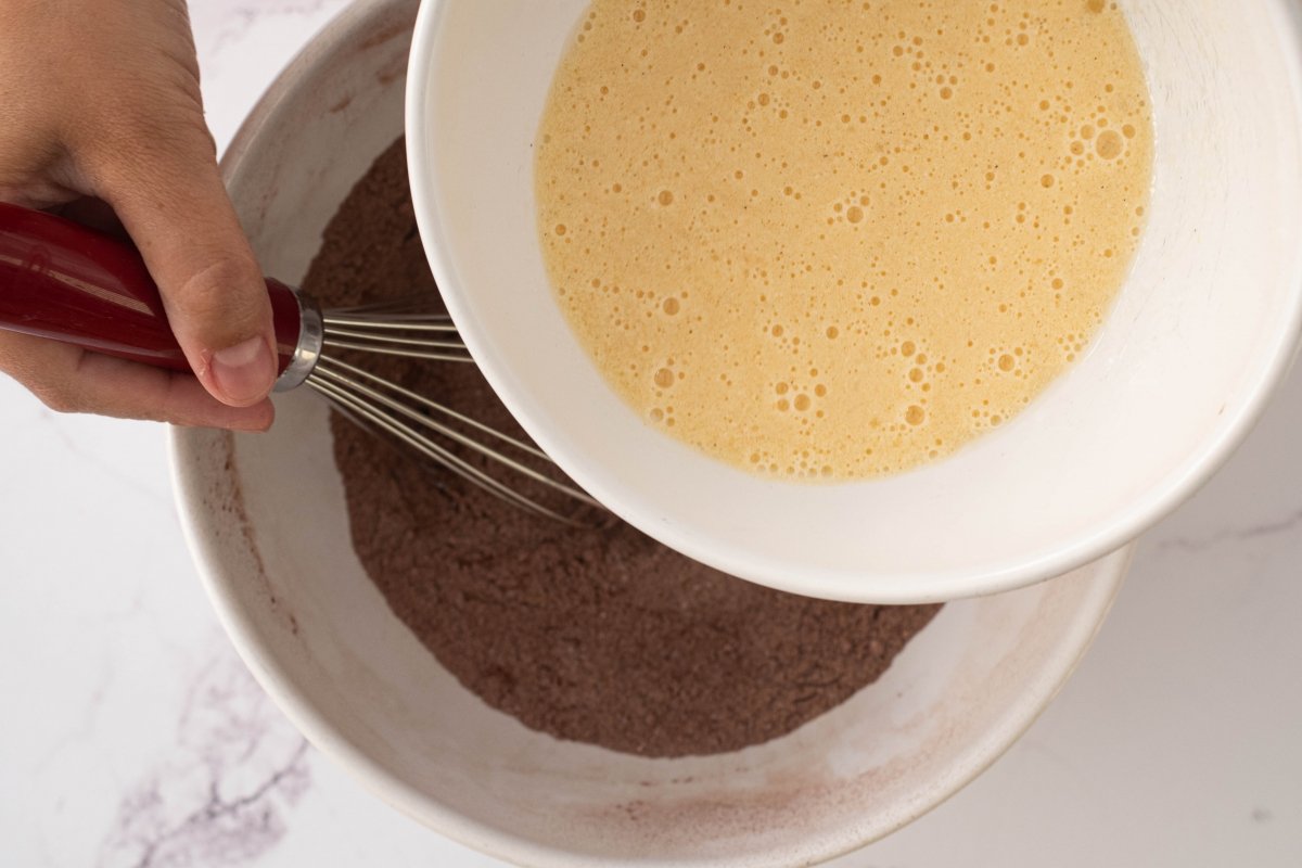 Mezclamos los ingredientes del bizcocho de la tarta de chocolate y fresas