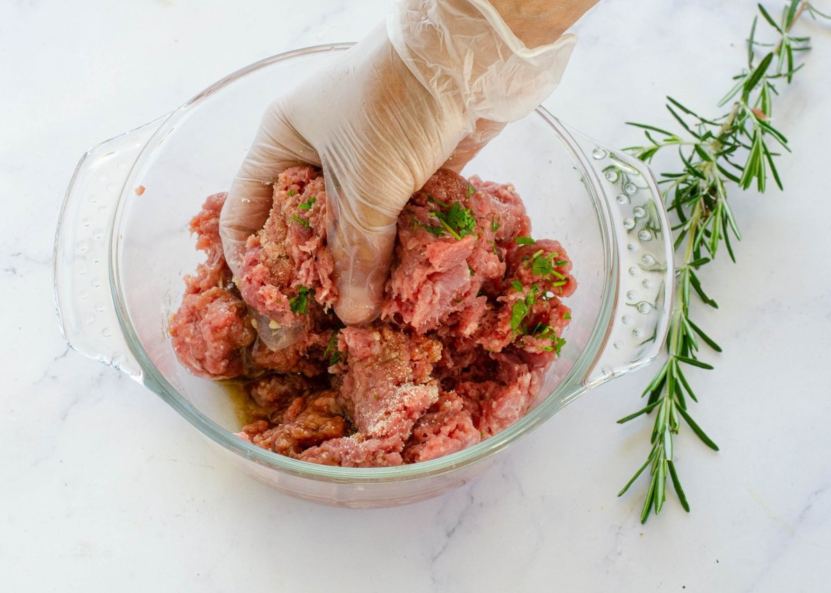 Mezclando la carne para hacer hamburguesas al carbón