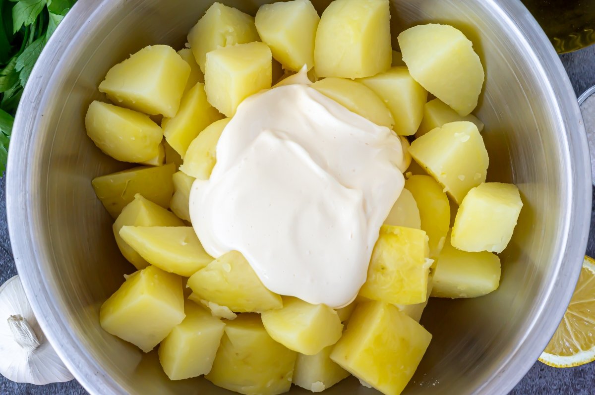 Mezclar las patatas con el alioli