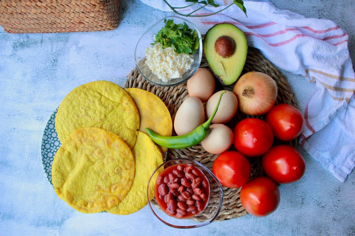 mise en place para la realización de los huevos rancheros