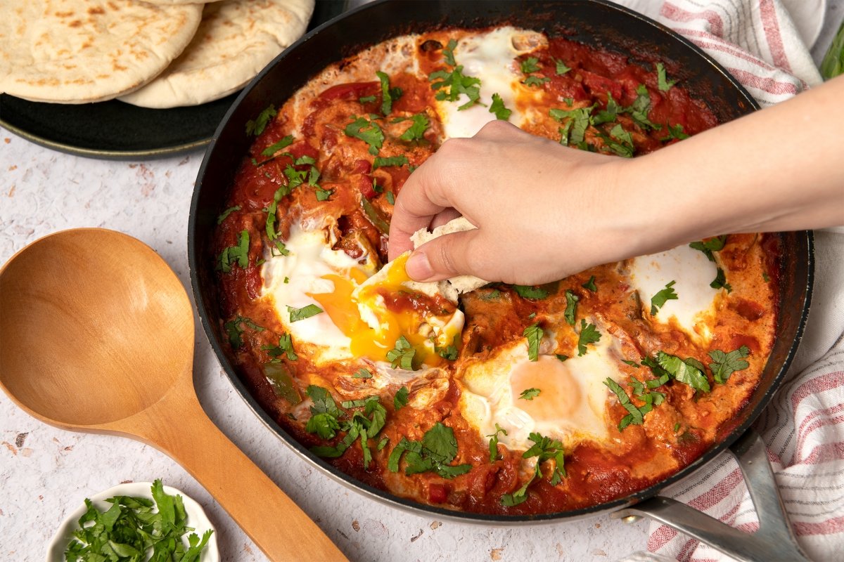 Mojando pan en la shakshuka