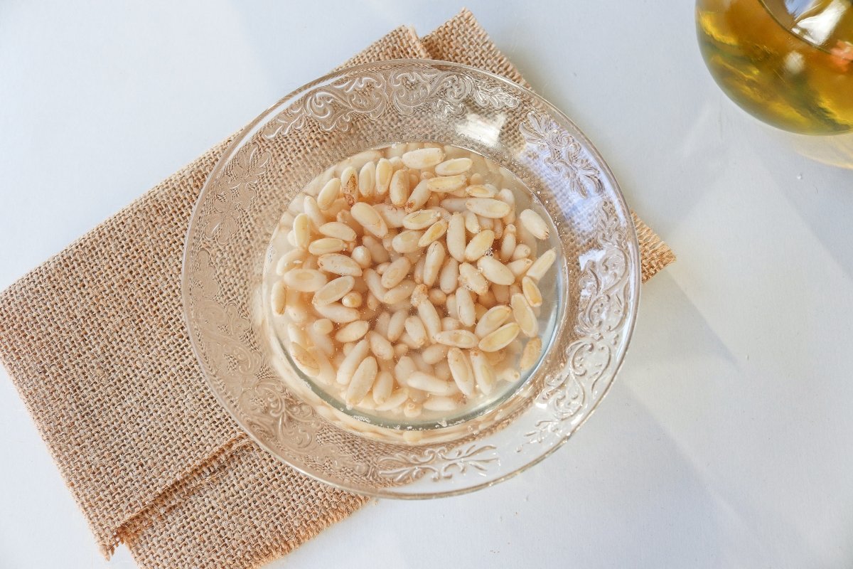 Mojar los piñones de la coca de vidre