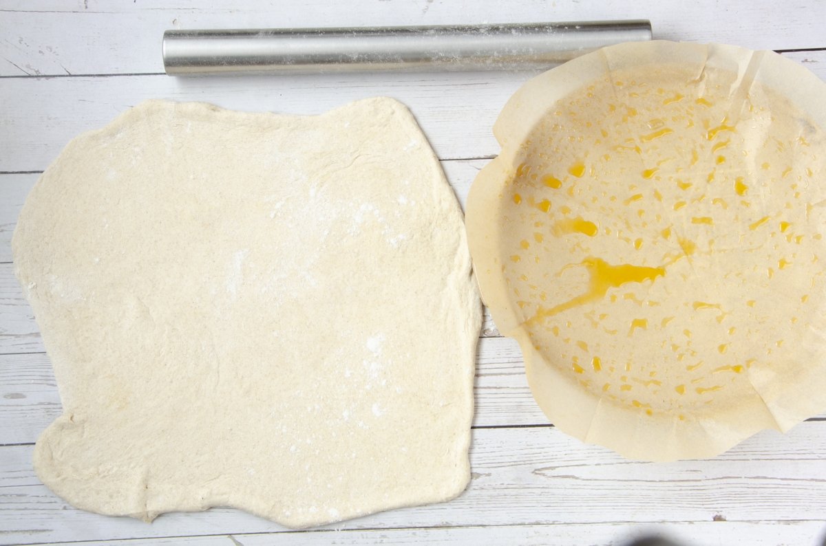 Molde de la empanada listo y masa estirada