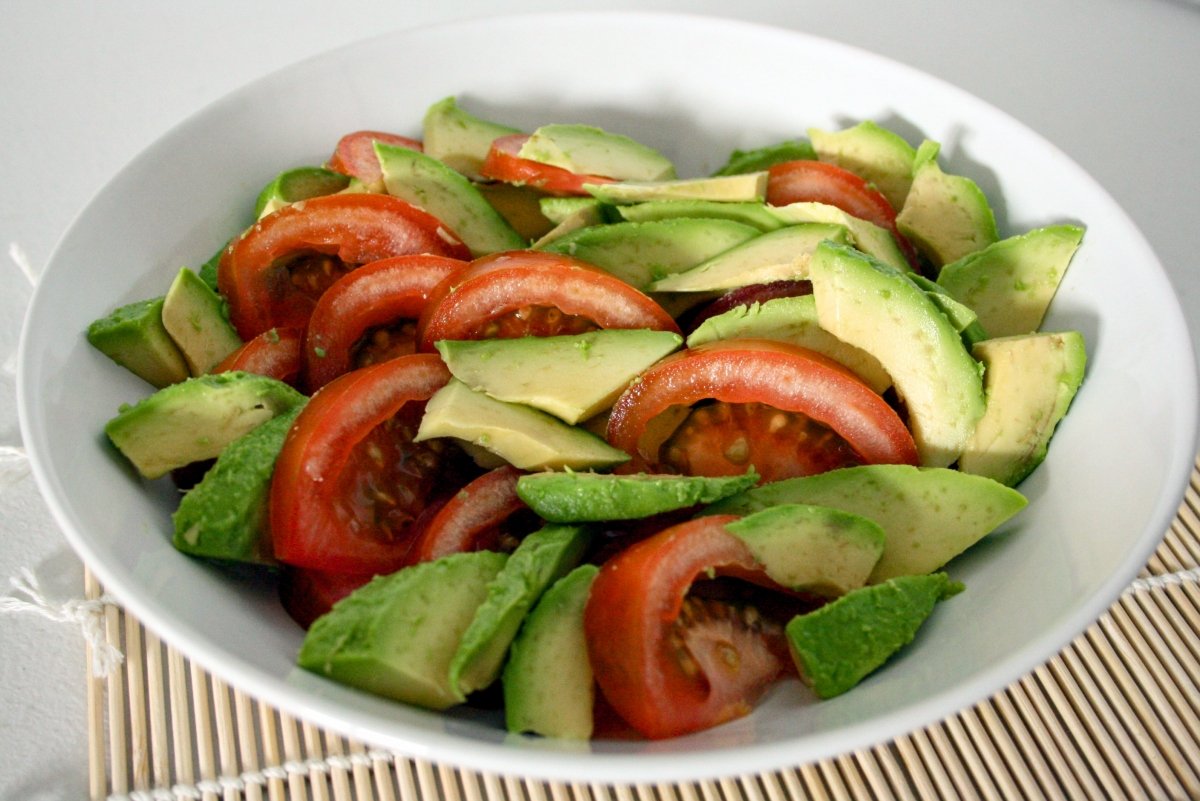 Montar el tomate con el aguacate