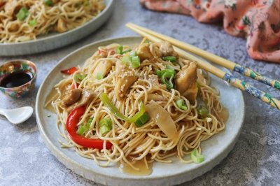 Noodles con pollo