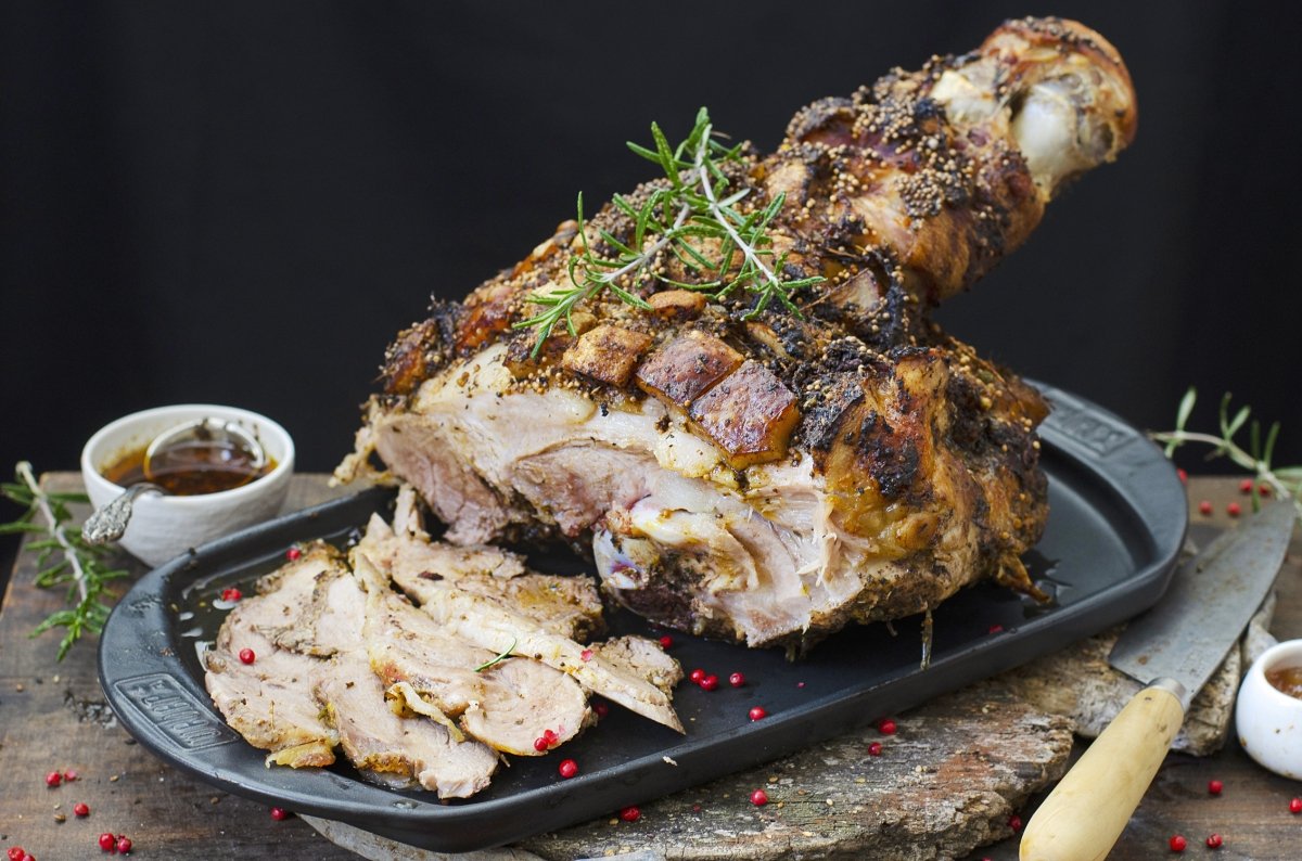 Paletilla de cerdo asada cortada para servir