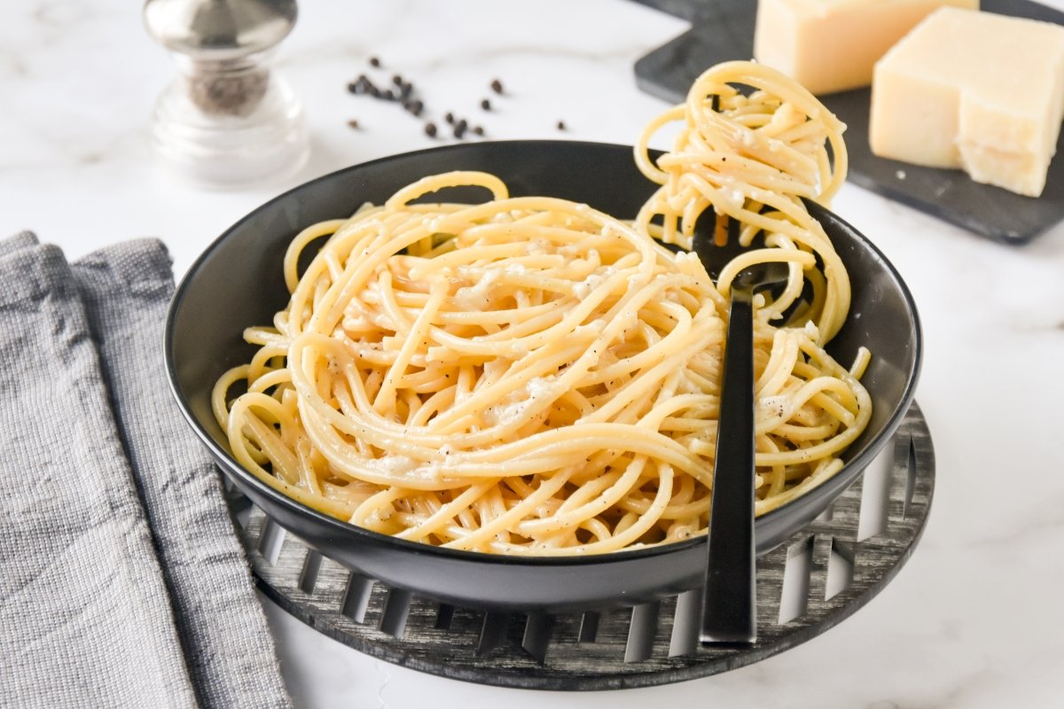 Pasta cacio e pepe lista para comer