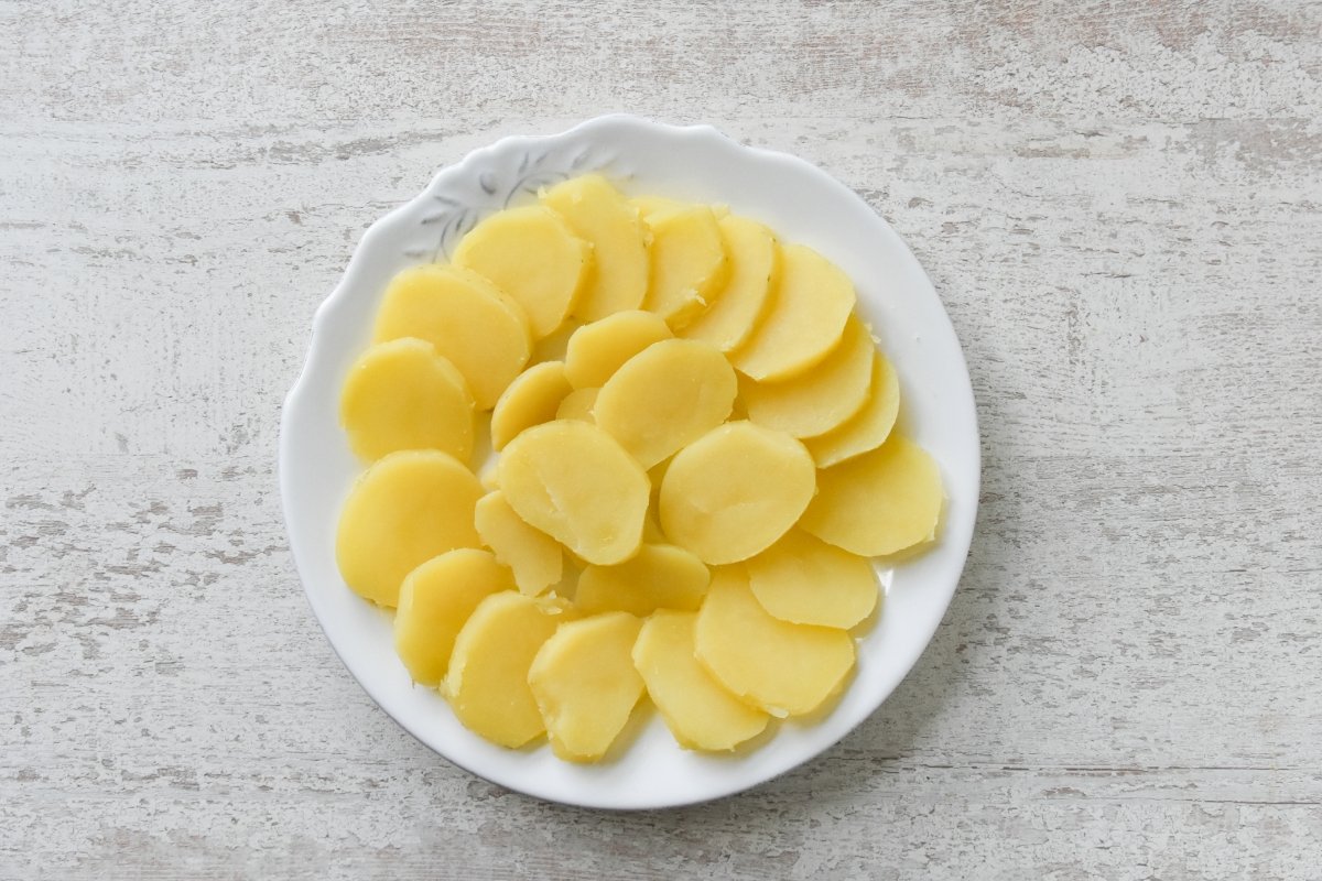 Pelamos y cortamos las patatas hervidas