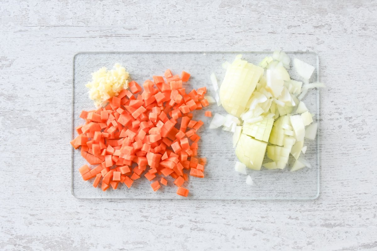 Picamos las verduras para preparar la salsa de las chuletas