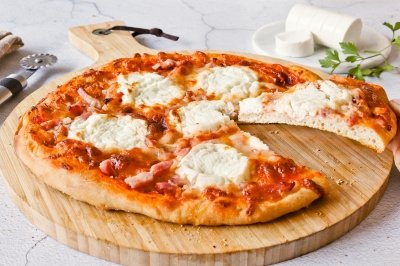 Pizza con queso de cabra y bacon