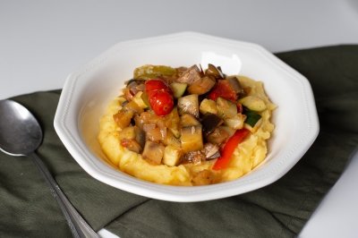 Polenta con queso y verduras