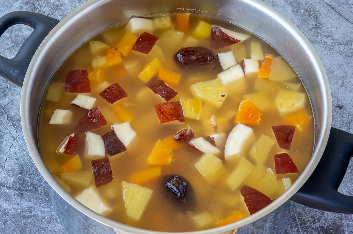 Ponche de frutas listo para degustar