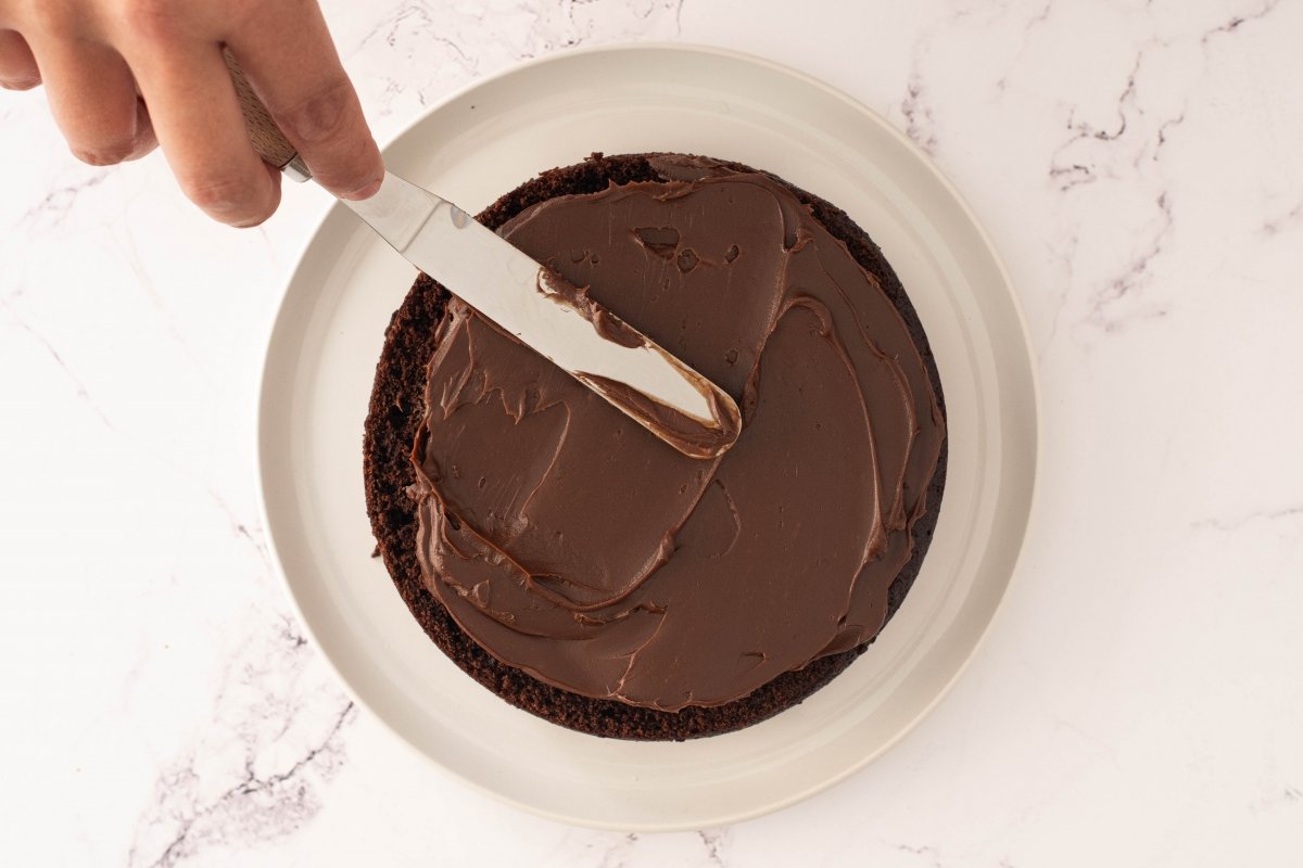 Ponemos la crema de chocolate de la tarta de chocolate y fresas