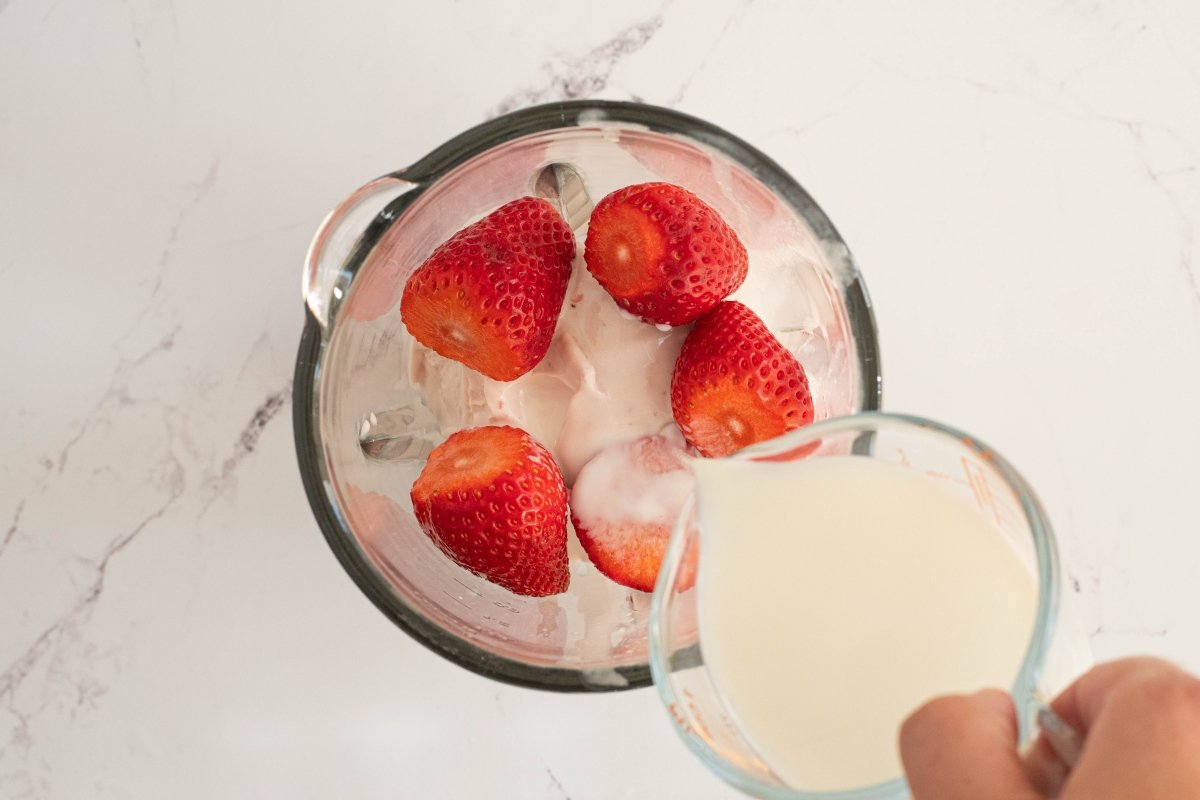 Ponemos la leche del milkshake de fresa