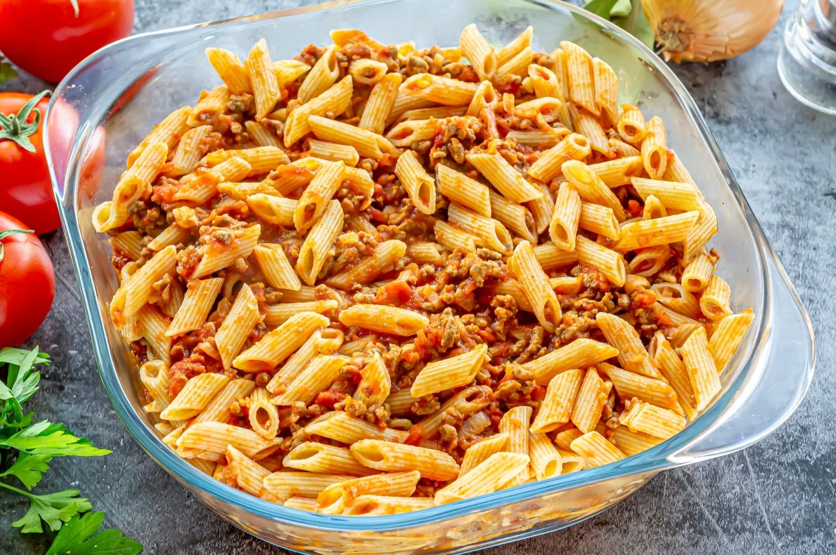 Poner los macarrones en una fuente para horno