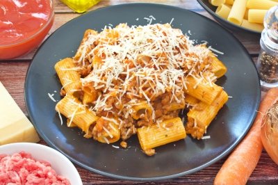 Rigatoni con salsa boloñesa