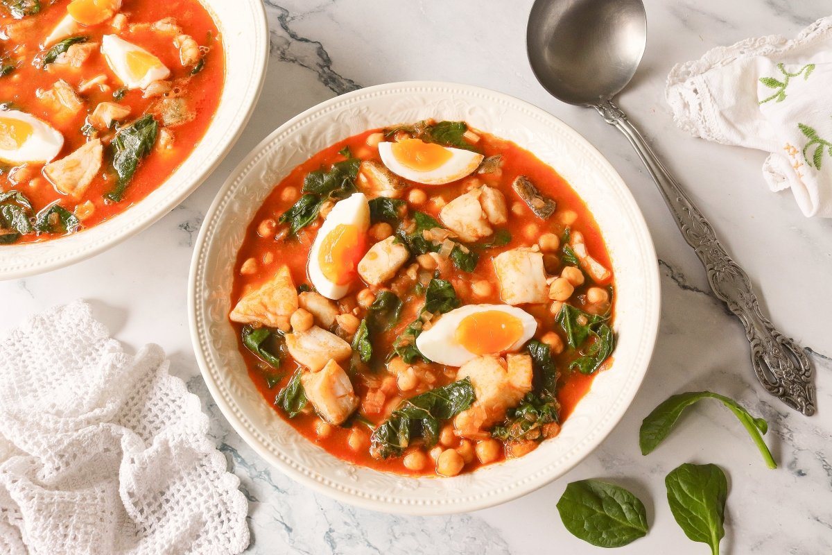 Potaje de garbanzos con bacalao y espinacas casero