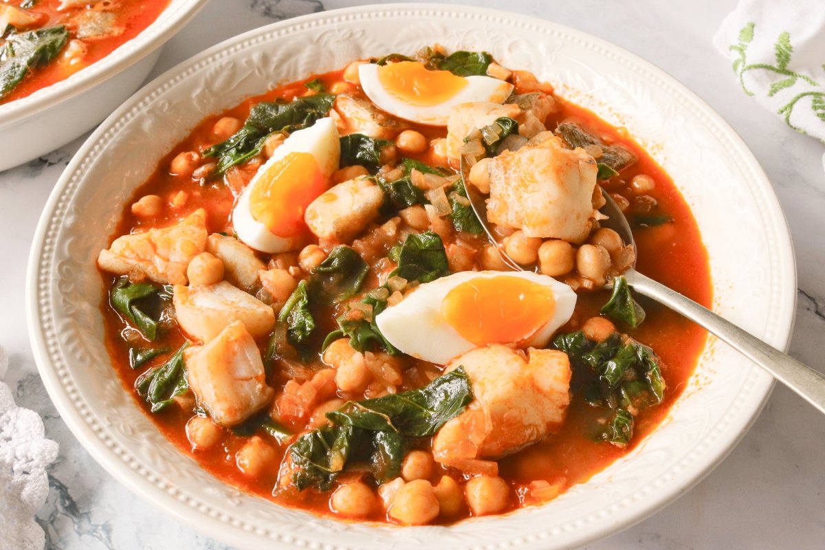 Potaje de garbanzos con bacalao y espinacas recién hecho