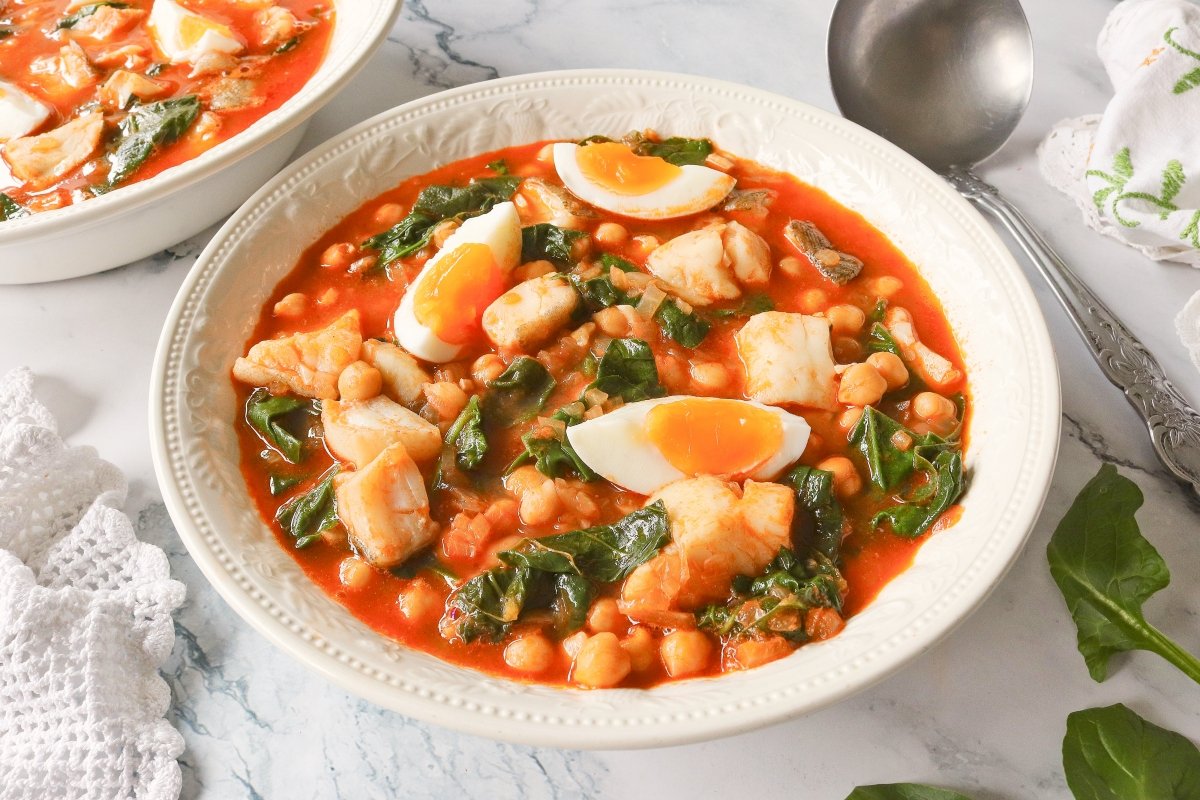 Potaje de garbanzos con bacalao y espinacas