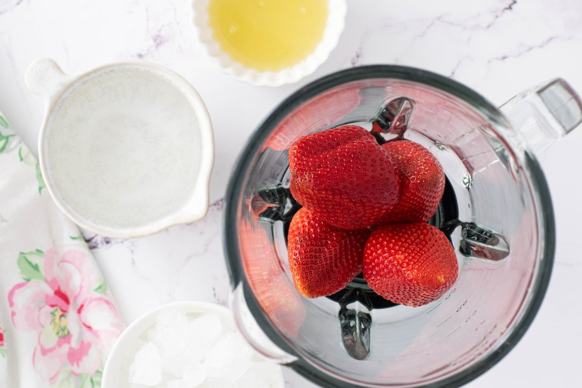 Preparamos los ingredientes del daiquiri de fresa