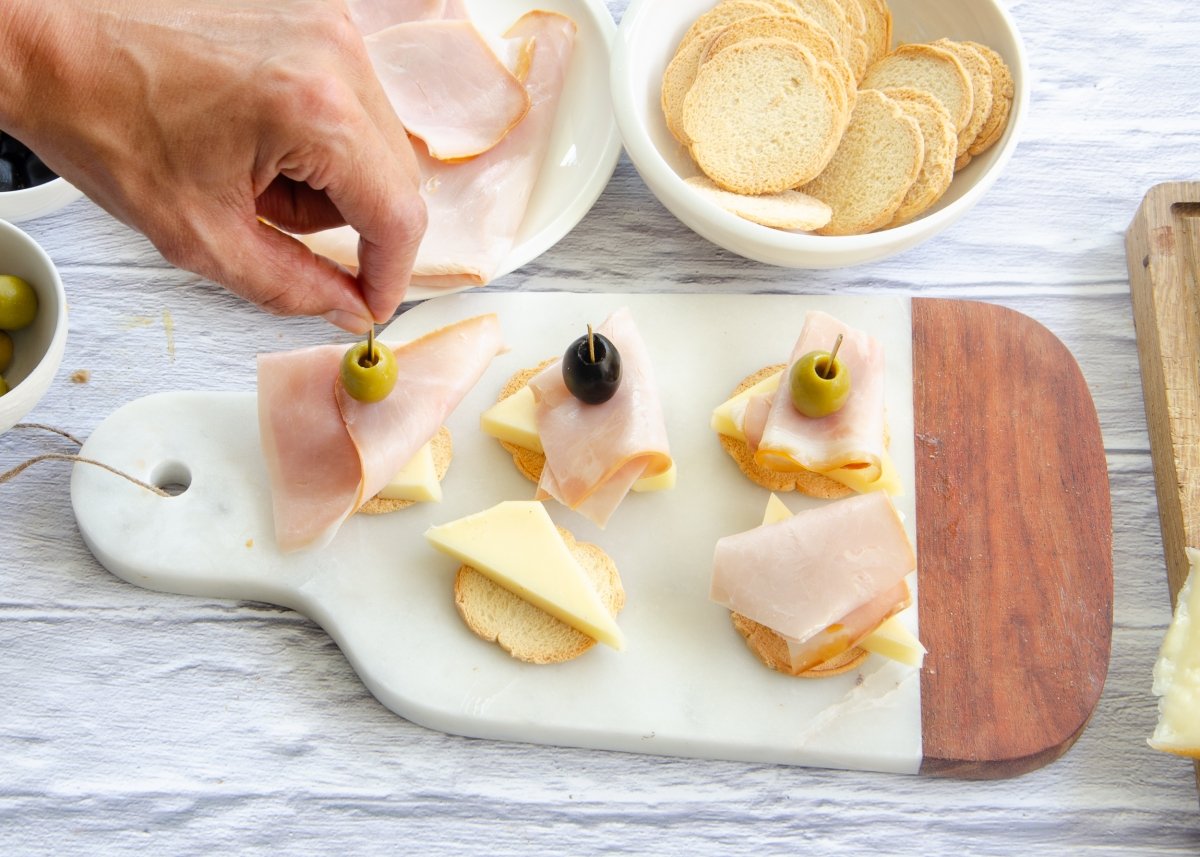 Preparando los canapés de queso y jamón