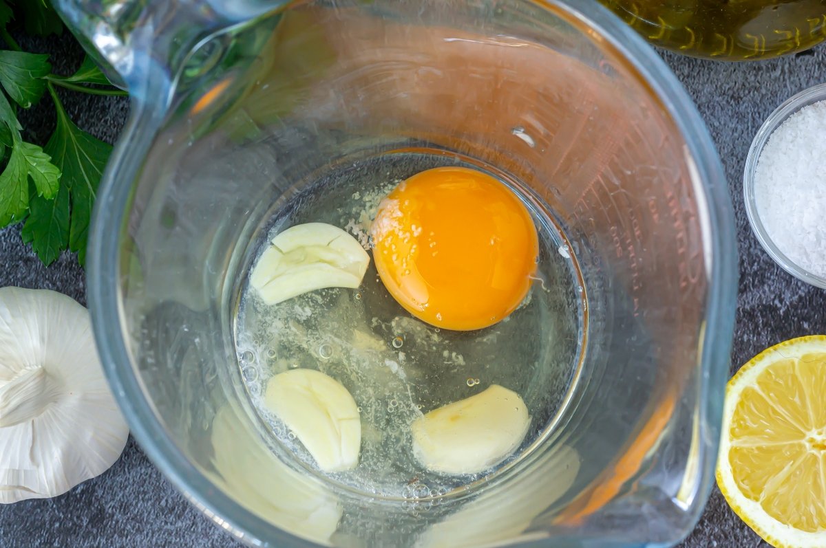Preparar el alioli para las patatas