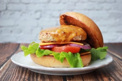 Hamburguesa de pollo con tomate, lechuga y queso