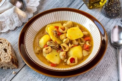 Guiso de patatas con chipirones