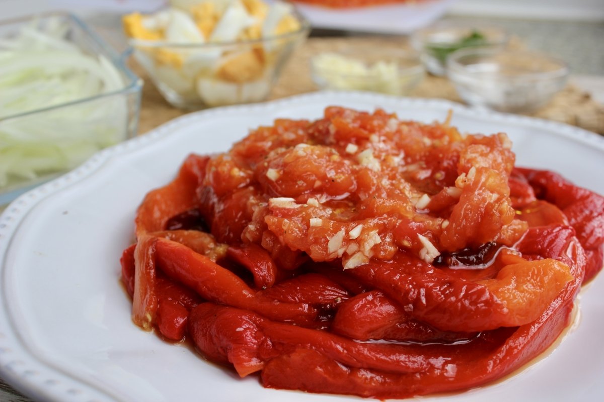 Proceso de emplatado del pimiento y del tomate triturado