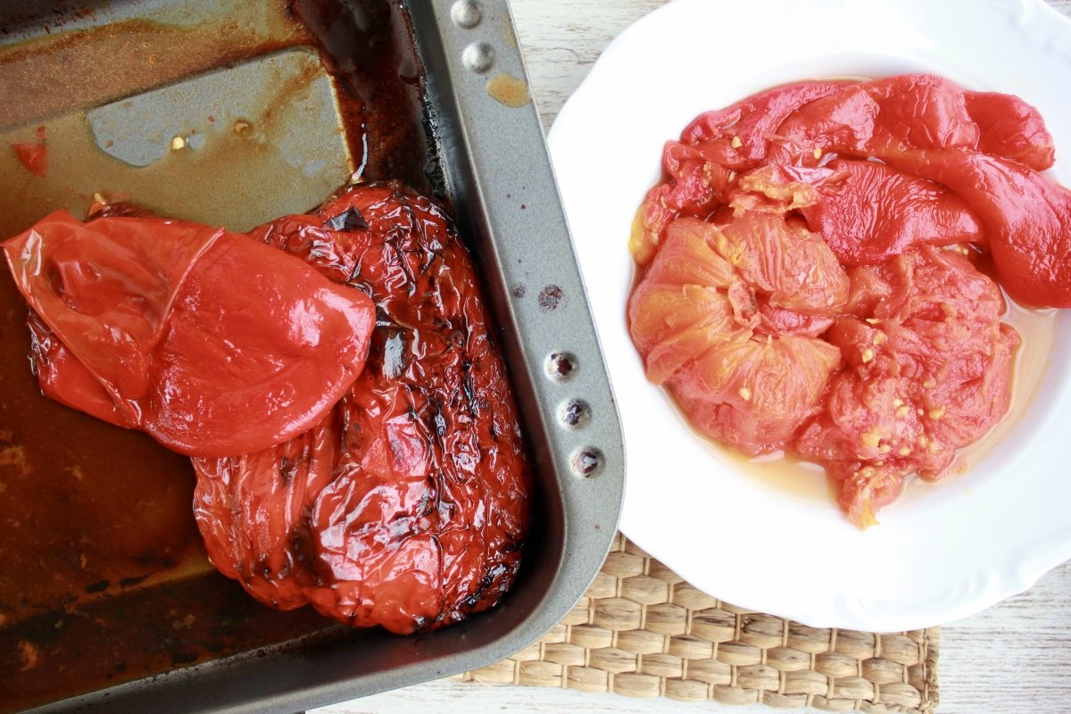 Proceso de la retirada de piel y pepitas de los pimientos y tomates