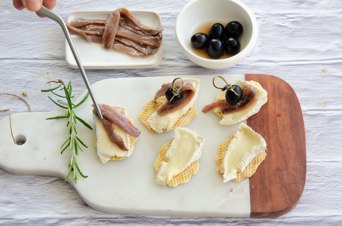 Proceso de preparación de los canapés de queso y anchoas